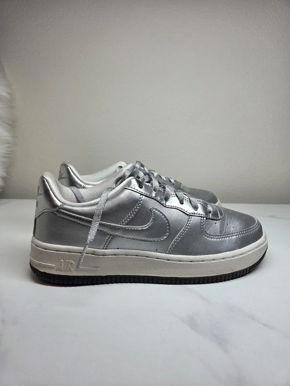 Nike Air Force 1 Low SE GS Metallic Silver Chrome Sneakers Kids Youth Size 4.5Y